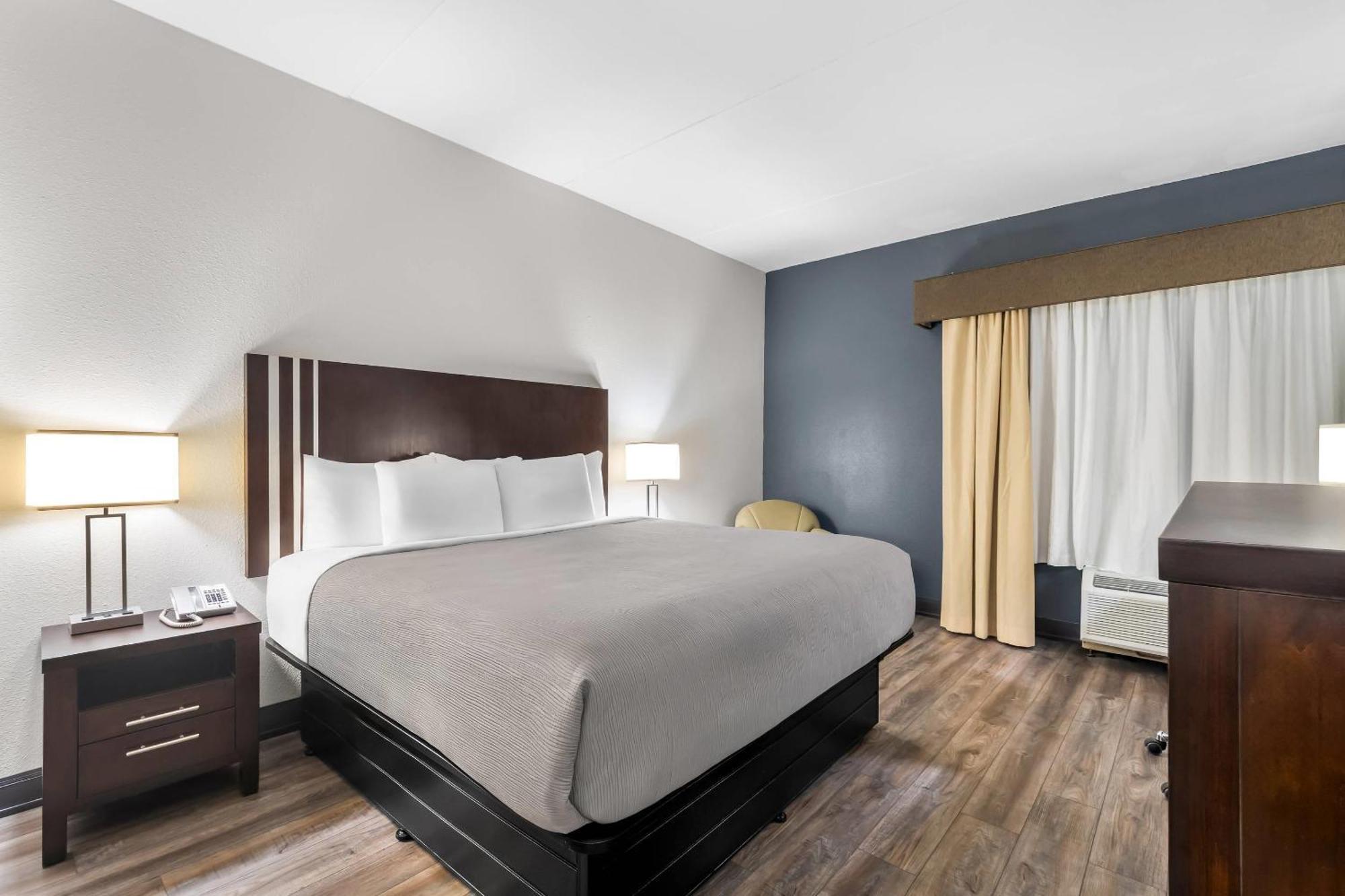 King Room Tub Disability Access or Non Smoking or Interior Corridor