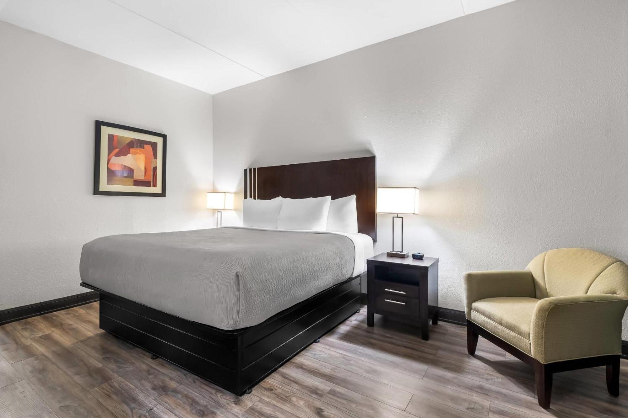 King Room Tub Disability Access or Non Smoking or Interior Corridor